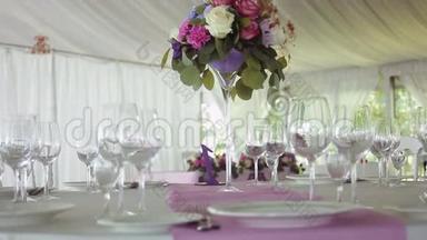 装饰设计圆桌紫色紫丁香条纹在中间